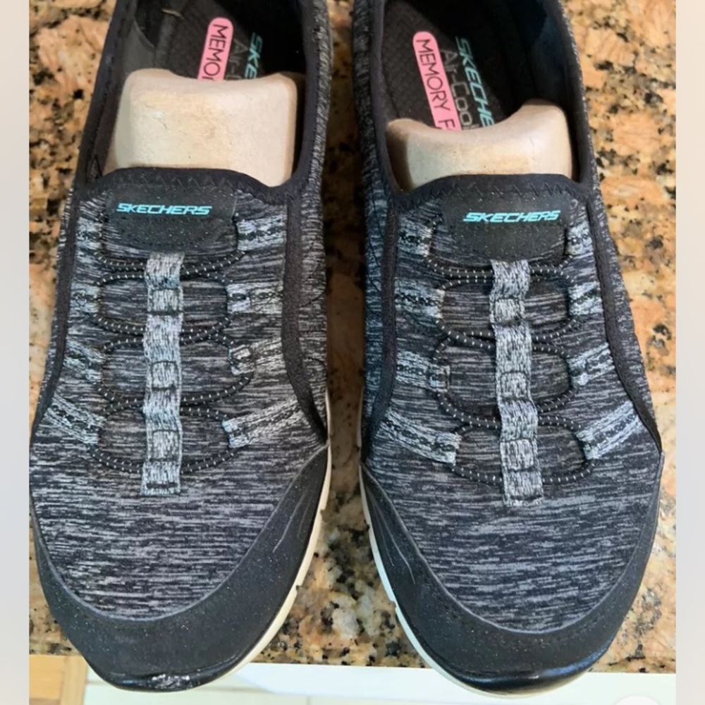 Ladies Skechers Sneakers Size 9 comfort Shoe Memory Foam